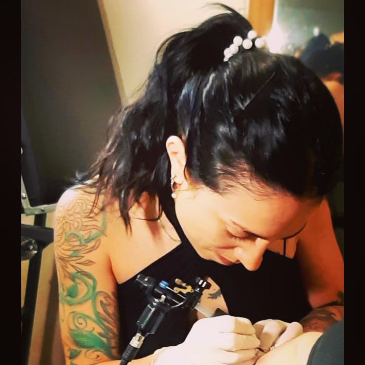 Fer, tatuadora de Taotattoo.fer, trabajando en un tatuaje