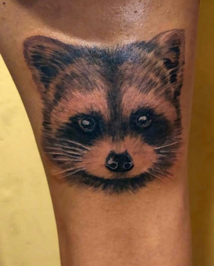 Tatuaje realista de un mapache hecho por Taotattoo.fer